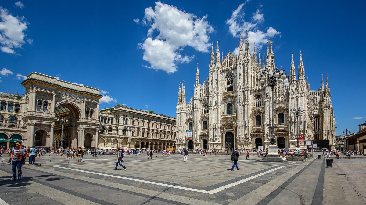 Plaza del Duomo de Milán con la catedral al fondo
