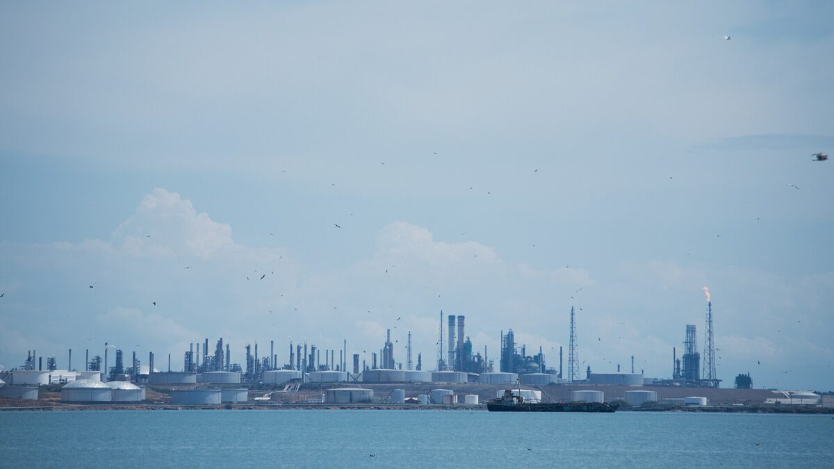 Vista de la refinería de Amuay, parte del Centro de Refinación Paraguaná junto a la refinería Cardón, en Venezuela