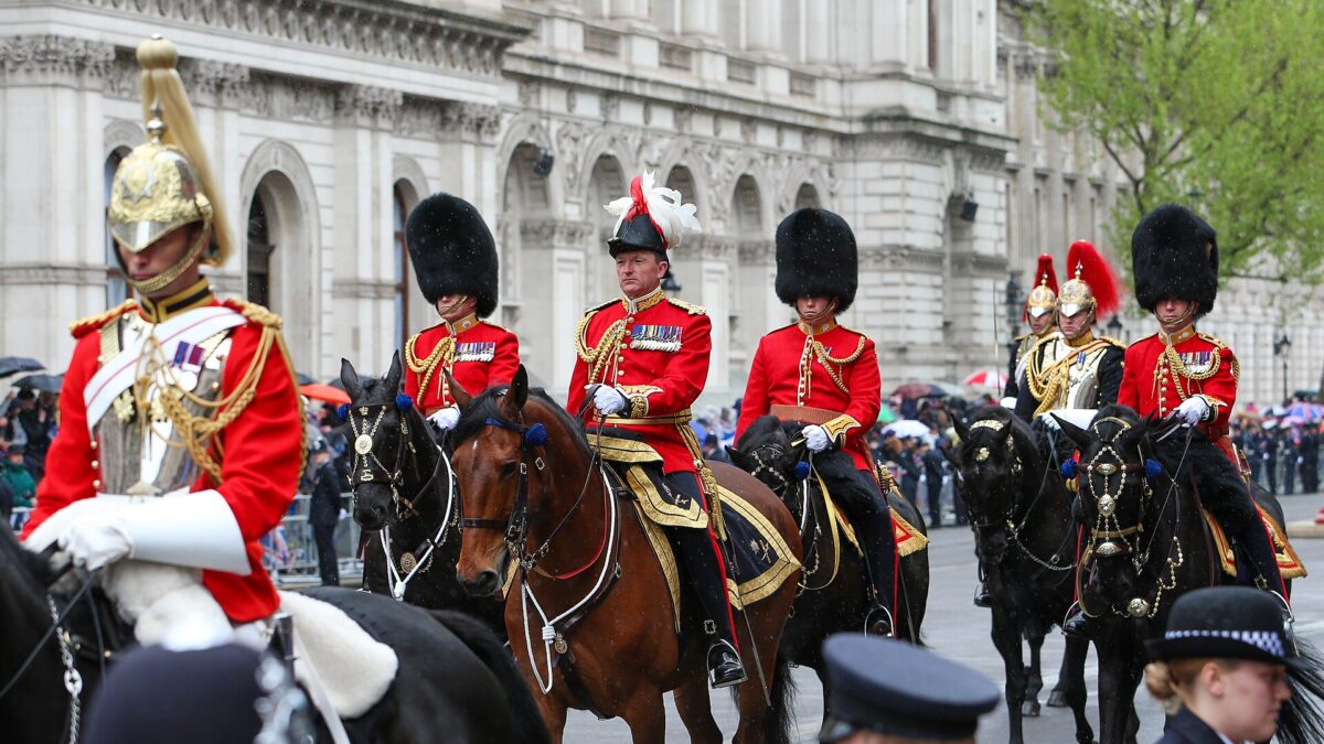 El rey Carlos III durante la procesión de su coronación en Londres
