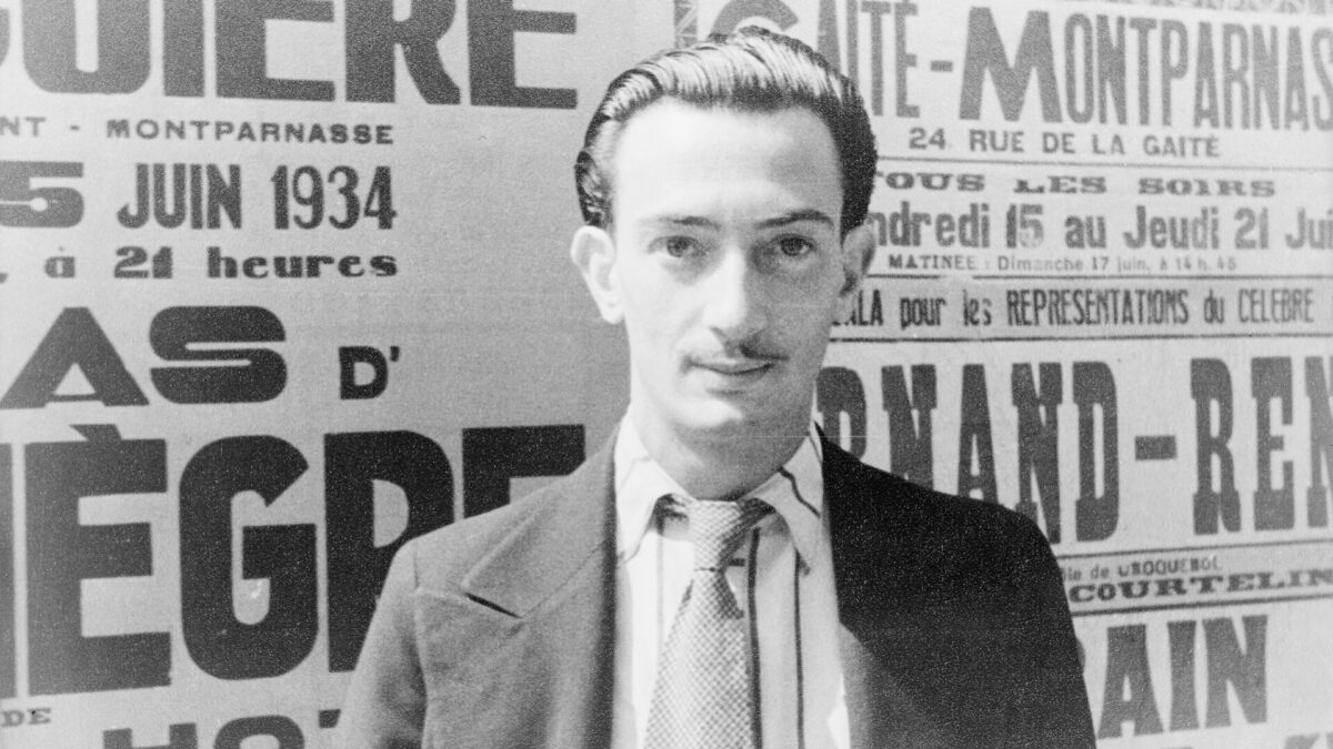 Retrato en blanco y negro de Salvador Dalí, autor de la cubierta del Libro del Apocalipsis robada en Francia