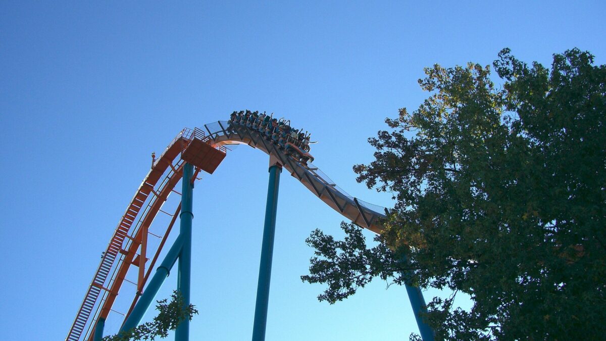 La montaña rusa Goliath en Six Flags Over Georgia, vista desde el exterior del parque