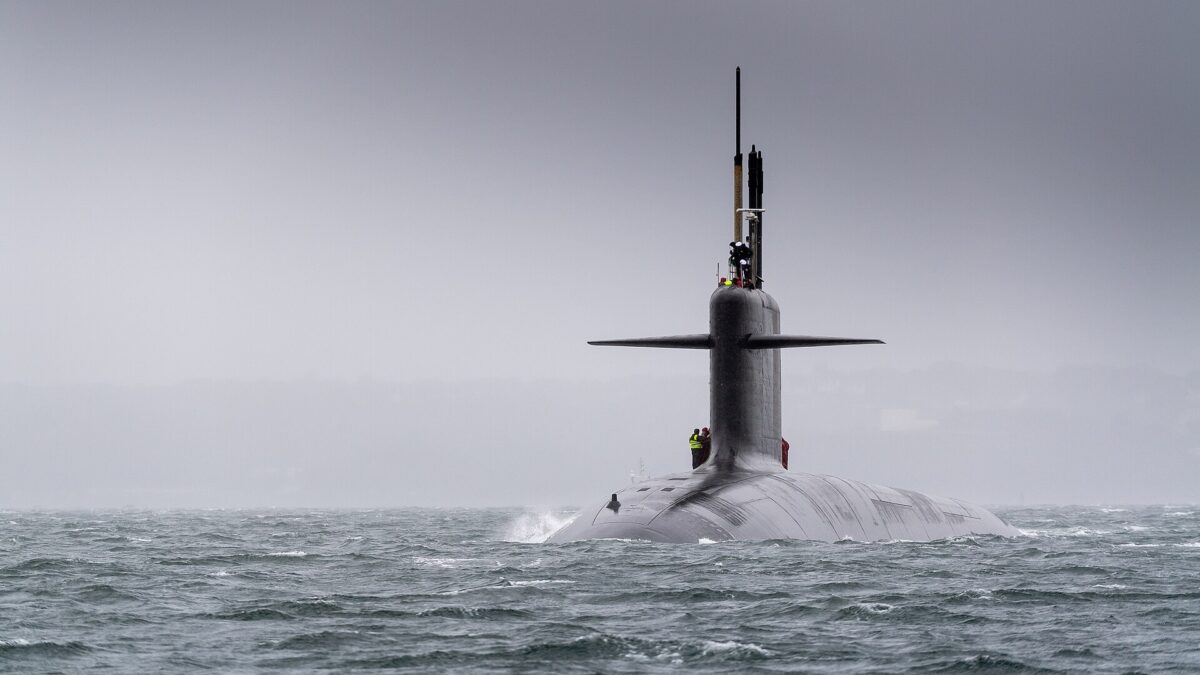 Submarino nuclear lanzamisiles francés navegando en superficie frente a Brest