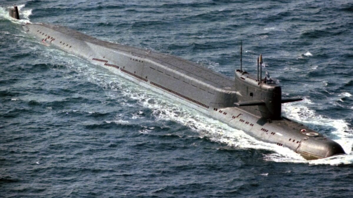 Submarino nuclear ruso de misiles balísticos navegando en superficie