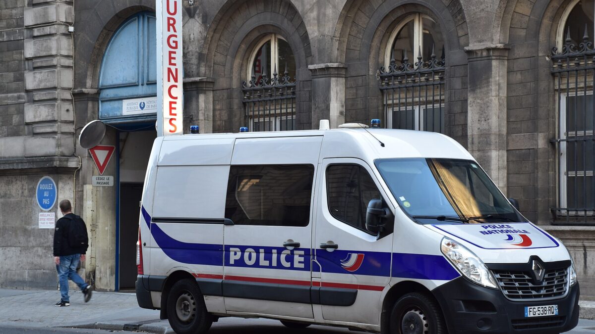 Agentes de la Policía Nacional francesa frente al Hôtel-Dieu, en París
