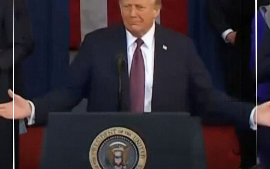 Donald Trump frente a un atril con el sello presidencial y una bandera de EE.UU., con el titular de MCN sobre los militares transgénero