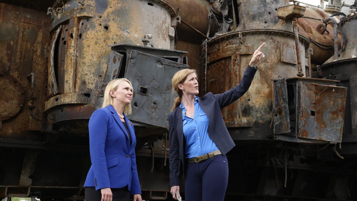 La administradora de USAID, Samantha Power, durante una visita a la planta de cogeneración de calor y electricidad KyivTeploEnergo, en la región de Kiev, en julio de 2023.