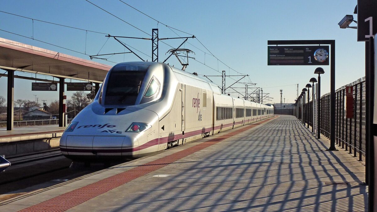 Tren AVE de alta velocidad en la zona de Toledo