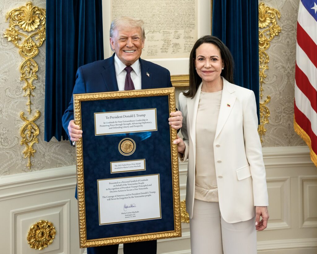 Donald Trump y María Corina Machado en el Salón Oval con la medalla del Nobel de la Paz enmarcada