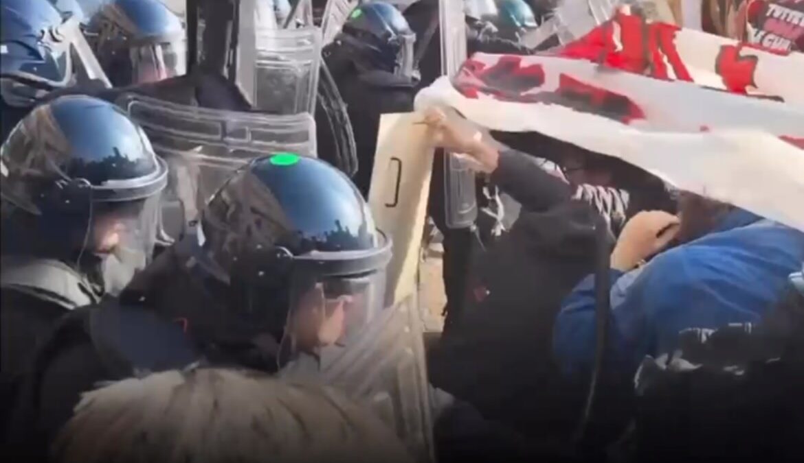 Policía y manifestantes frente a la Prefectura de Turín durante la huelga general