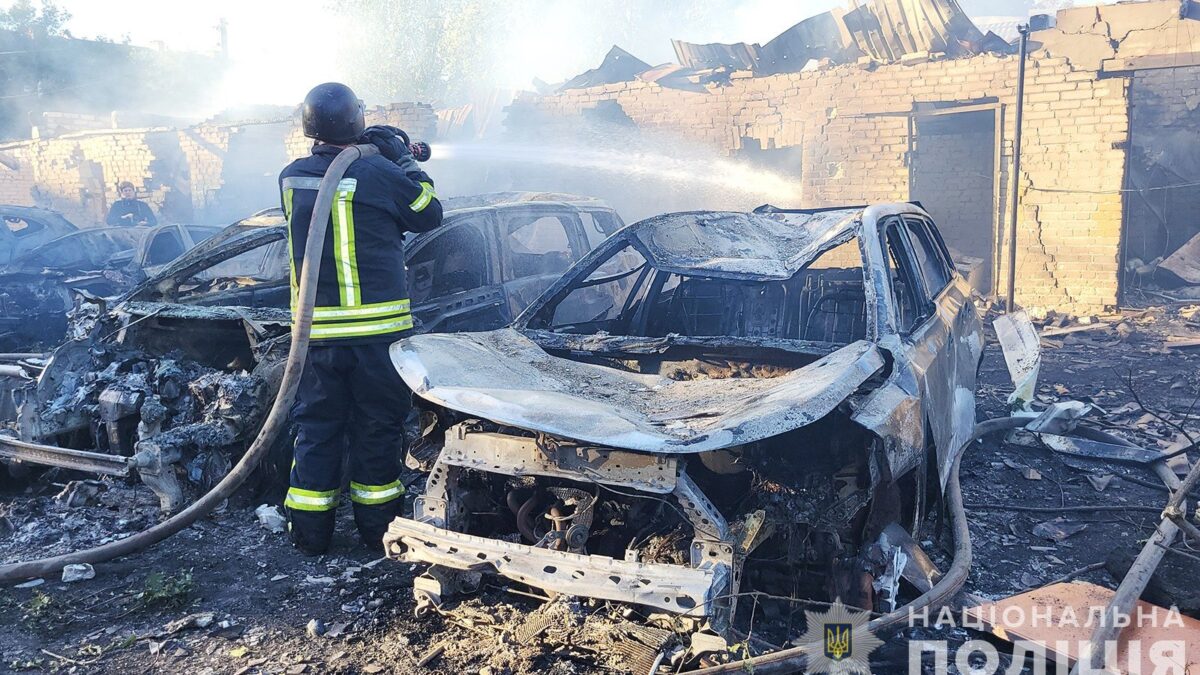 Edificio residencial de Zaporiyia dañado tras un bombardeo ruso, con escombros y destrucción en la fachada